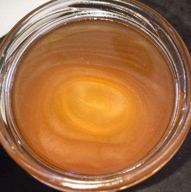 Ein Honigglas in Draufsicht mit Perlmuttglanz