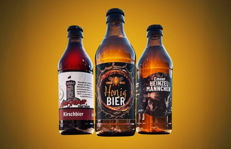 Drei Bierflaschen stehen zusammen, Kirschbier, Honigbier, Heinzelmännchen